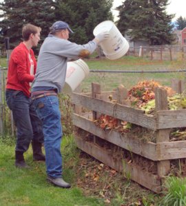 ian-tom-dumping-compost_browns-tacoma_20091016_lah_4033