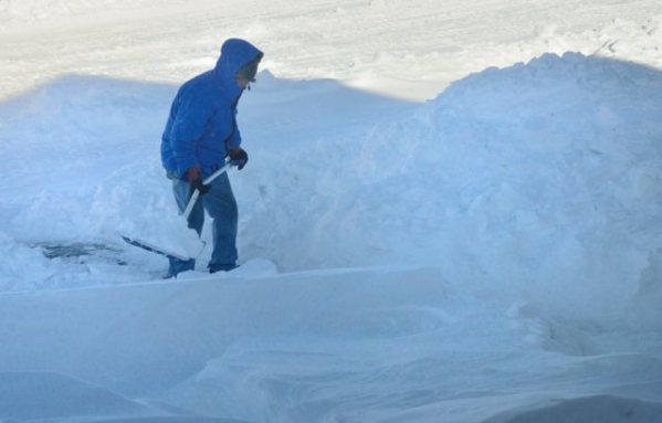 Pete shoveling snow_LAH_8238